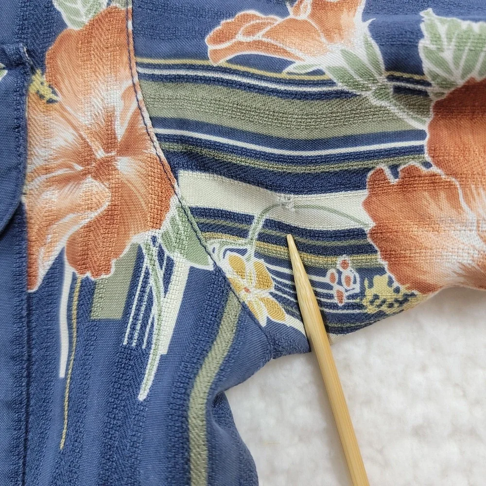 Tommy Bahama Button Up Shirt Mens Small Blue Silk Floral Hibiscus Camp Pocket